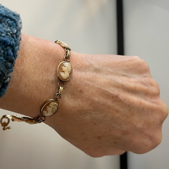 Vintage gold filled Cameo link bracelet - Picture 3 of 6